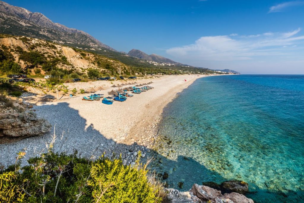 plage sur le littoral d'albanie