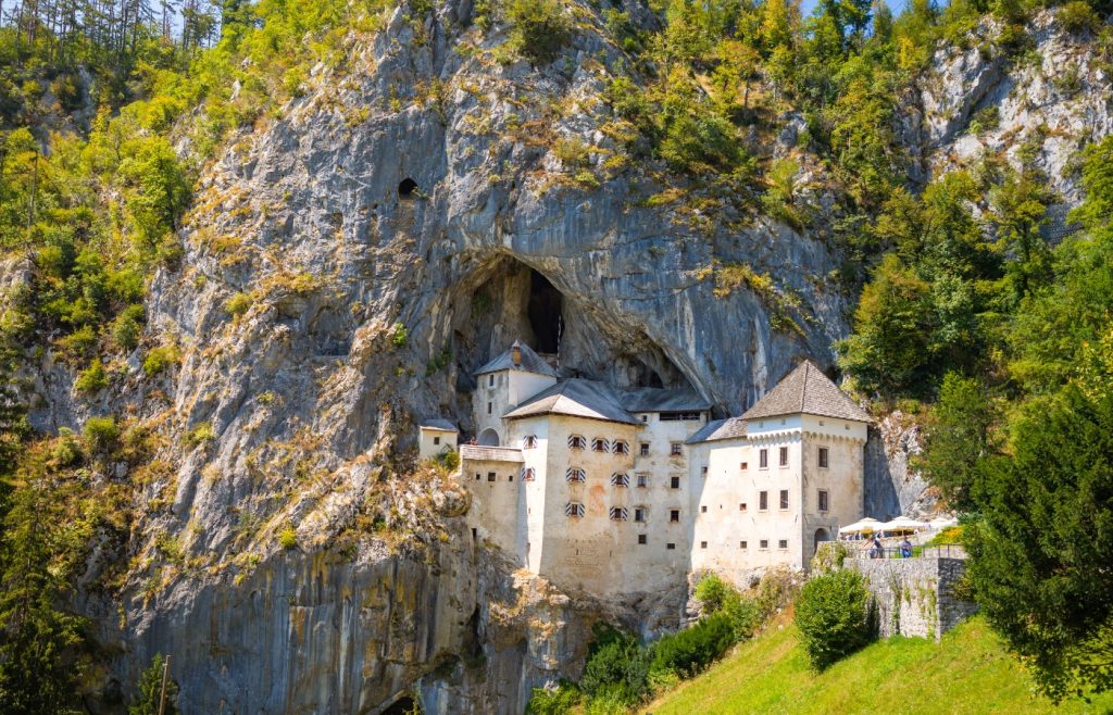 château de predjama en slovénie