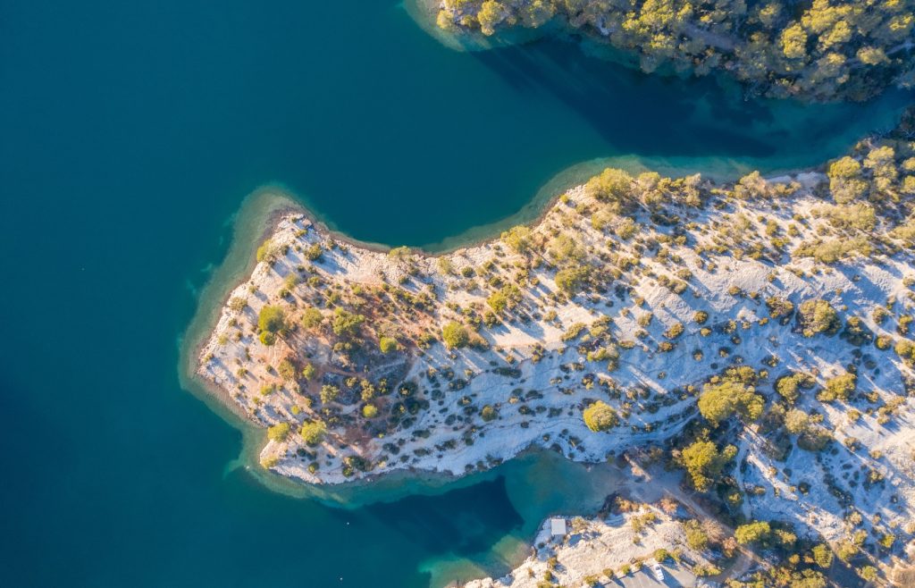 vue aérienne du lac d'Esparron-de-Verdon