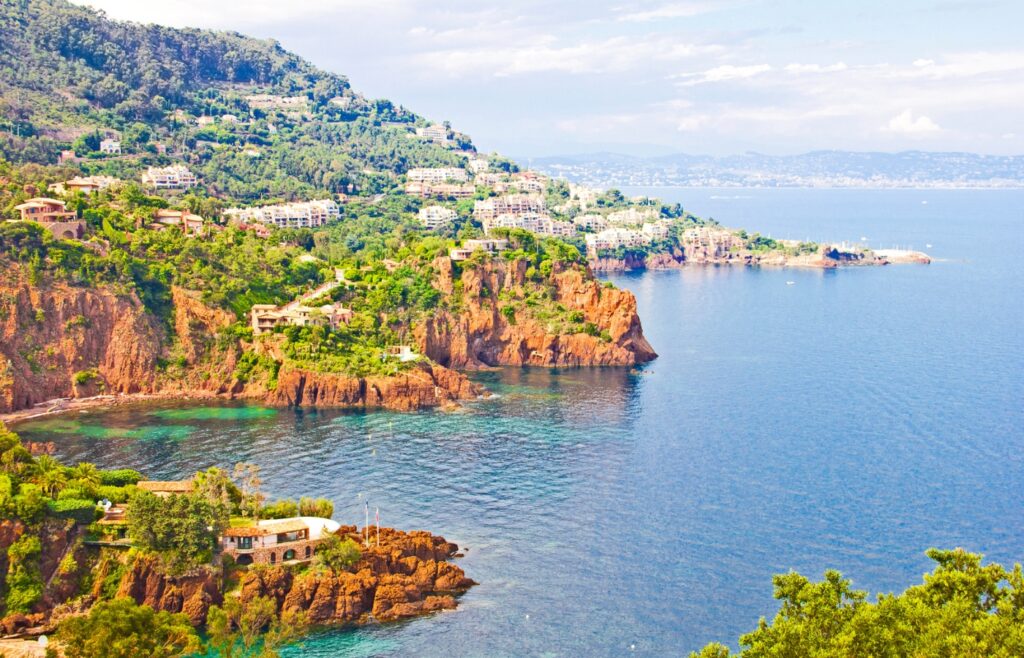 Entre roches rouges et mer bleue, découvrez ce village méditerranéen méconnu