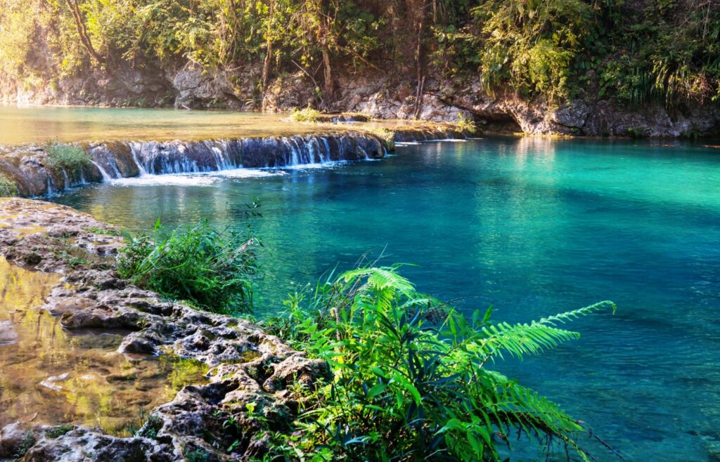 Découvrez cette randonnée en Ardèche qui mène à une source secrète, un vrai petit paradis !