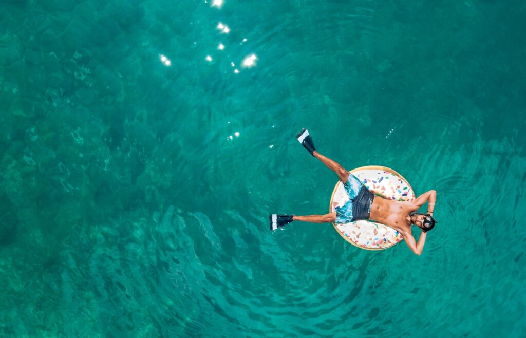 Astuces incroyables pour économiser en vacances : découvrez les secrets des voyageurs experts