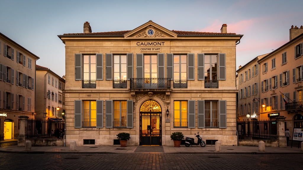 Façade du Caumont-Centre d'Art au crépuscule dans le centre historique d'Aix-en-Provence