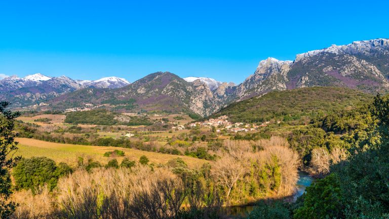 Village et montagnes du Parc naturel regional du Haut-Languedoc