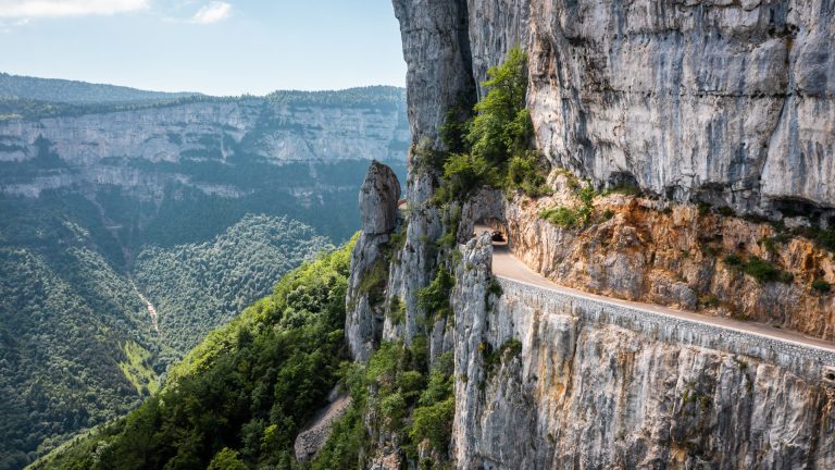 Route de Combe Laval taillee dans la falaise du Vercors, Drome