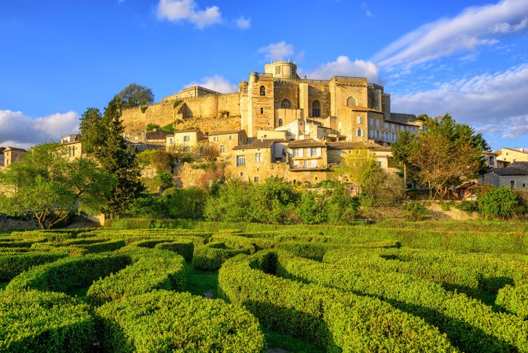 Le village perche de Grignan et son chateau, Drome provencale