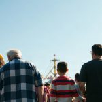 Familles en file d'attente devant une attraction du Parc Astérix par beau temps