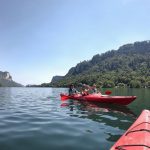 Kayakiste sur le lac de Sainte-Croix au pied des gorges du Verdon