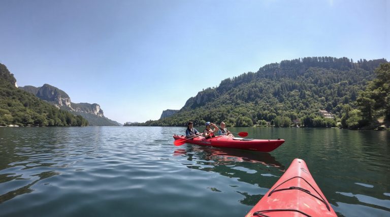 Billets gorges du Verdon : comment y aller en train et à quel prix en 2026 ? Kayakiste sur le lac de Sainte-Croix au pied des gorges du Verdon