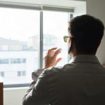 Personne passant un appel international depuis son smartphone
