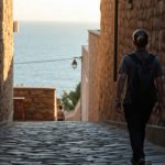 Village médiéval ligure perché sur une falaise rocheuse dominant la mer Méditerranée