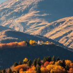 Vue aérienne du col de Vizzavona en automne avec la RT20 en Corse
