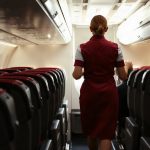 Cabine économique d'un Boeing 777 avec rangées de sièges et deux couloirs centraux